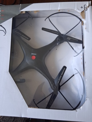 Dron latający zdalnie sterowany, czarny, akrobacje powietrzne