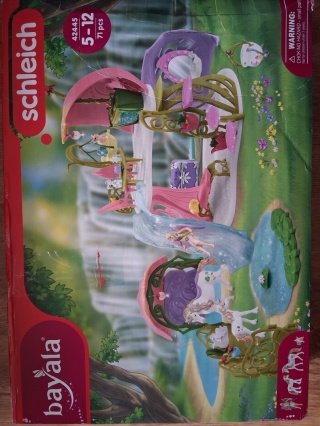 Schleich Błyszczący domek z kwiatami z jednorożcami, jeziorem i stajnią POWYSTAWOWY